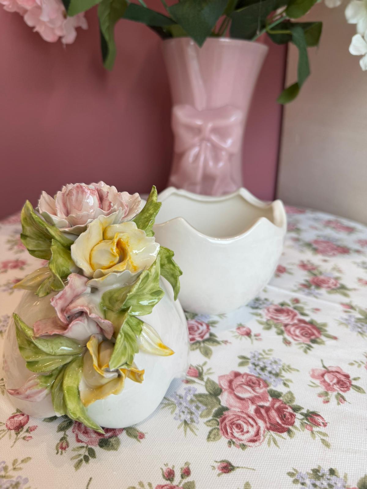 Uovo in porcellana di Capodimonte c/coperchio  con fiori rosa e gialli - H.20 cm